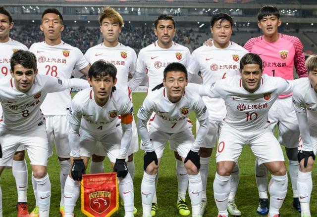 飞行员此时开口道：少爷、陈总，机场那边反馈说，协和飞机已经做好起飞准备了，咱们直接在协和飞机旁边降落，然后立刻登机起飞。